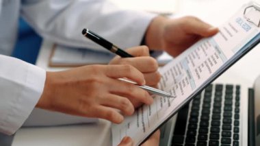 Hastane masasında birlikte çalışan ve tıbbi tedavi ya da sağlık hizmeti planlayan profesyonel bir grup. Takım çalışması başarılı hastalıklara ve hastalıklara yol açar. Ağır çekim. Katı.