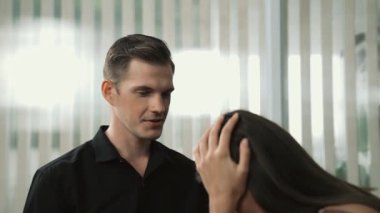 Savunmasız, stresli, genç bir hasta, ofisteki zihinsel tedavi sırasında duygusal travma, endişe ve akıl hastalıklarını psikiyatriste aktarıyor. Psikolojik danışma seansı. Düzenle