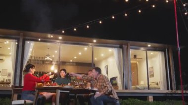 Mutlu aile, gece kutlama partisinde parlayan maytap tutuyor. Sevgili üyemiz birlikte kıvılcım oynamaktan hoşlanıyor. Nesiller arası uçurum için açık hava aktivitesi aile bağını güçlendirir. Uyumsuzluk.