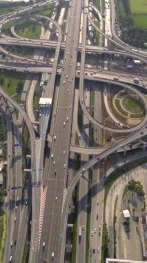 İHA ile alınan yoğun şehir trafiği ile karayolu kavşağının hava görüntüsü. Şehir otoyolu Bangkok 'un doğusundaki çevre yolunda, ulaşım ağında alındı..