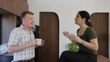 Sevimli yaşlı çift, ellerinde kahve fincanı tutarken mutlu bir şekilde güzel olaylardan ya da mutfaktaki haberlerden bahsediyorlar. Neşeli büyükbaba ve büyükannenin mutlu bir ilişkileri ve aileleri var. Uyumsuzluk.