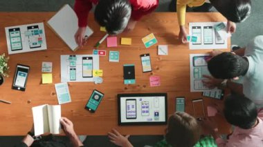 Akıllı yazılım geliştiricisinin yazılım geliştirme planlama üst görünümü. Cep telefonu arayüzü ya da dijital yaratıcı tasarım için Ux UI tasarımı ve beyin fırtınası yapan yetenekli bir programcı takımı. Cemaat.