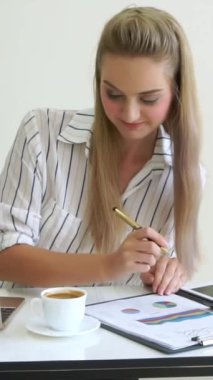 Modern ofiste çalışan sarışın bir iş kadını. İş konsepti.