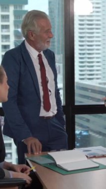 Profesyonel iş adamları şirket ofisinde grup toplantısında mali konuları tartışırlar. Küresel iş ve beyin fırtınası kavramı.