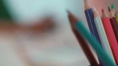 Profesyonel mimar ve iç mimarın yavaş çekim görüntüleri. İç mekan tasarımı için malzeme ve renk paleti sunumu. Müşteri denetimi ve denetimine dayalı. Değiştirilmiş