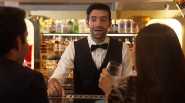 Lüks barlarda cin kokteyli ya da tonik servisi yapan zeki barmenlere odaklanmak, sıcak gece kulübünün arka planında VIP müşteri çiftiyle canlı sohbetler yapmak. Vinosity.