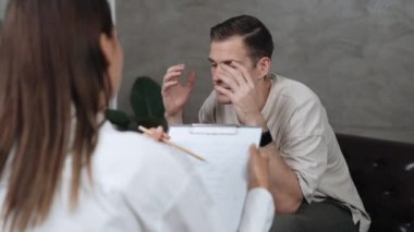 Psikolojik konsültasyon zihinsel problemde iyileşme kaydediyor, genç hasta terapi seansında, psikiyatrist de akıl hastalıkları konusunda tanı koyuyor. Zihinsel tedavi seansı. Düzenle