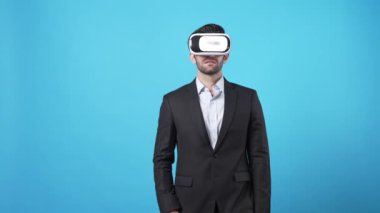 Mali verileri kontrol ederken ve mavi arka planda dururken hologram tutan yetenekli bir işadamı. Pazarlama stratejisi planlarken istatistik grafiklerine bakan yetenekli bir yatırımcı. Aygıt.