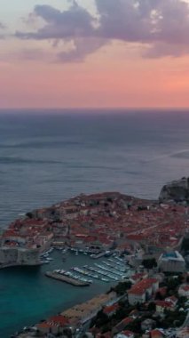 Hırvatistan 'ın Dalmaçya kentindeki Dubrovnik Eski Kasabası' nın hava seyir süresi doldu - Hırvatistan 'ın önde gelen tatil beldeleri. Dubrovnik eski kenti 1979 yılında UNESCO Dünya Mirasları Listesi olarak listelendi..