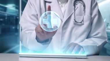 Zeki doktorların hastanede yüzen tıbbi çapraz hologramla klavyeyi gösterip daktilo etmelerine yakın durun. Tıp çalışanı tıbbi verileri araştırıyor ve analiz ediyor ya da sağlık sistemini birbirine bağlıyor. İyileştirici.