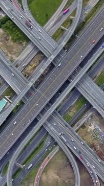 İHA ile alınan yoğun şehir trafiği ile karayolu kavşağının hava görüntüsü. Şehir otoyolu Bangkok 'un doğusundaki çevre yolunda, ulaşım ağında alındı..