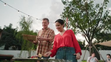 Aile hep birlikte bahçede kamp kurar, yaşlı bir çift barbekü yapar, yemek yer. Son sınıflar kamp faaliyetlerini kullanırlar, doğayla iç içe olurlar ve genç nesil çapraz kuşaklarla zaman geçirirler. Uyumsuzluk.