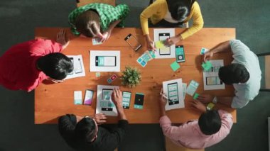 Ux Ui tasarım cep telefonu arayüzü hakkında beyin fırtınası yaparken yaratıcı ekip oturup tartışıyor. Strateji planlayan insanlar iş toplantısında strateji planlarken proje başlatıyorlar. Cemaat.
