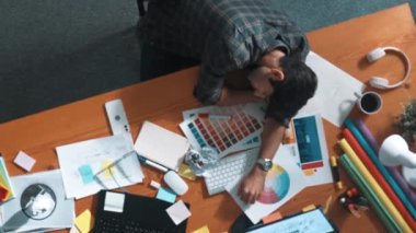 Paletler ve buruşuk kağıtlar üzerindeki tasarımcı görüşü. Yetenekli bir iş adamının toplantı masasında uyurken fikri tükenir. Proje yöneticisi buruşmuş ve kağıt fırlatmış. Sempozyum.