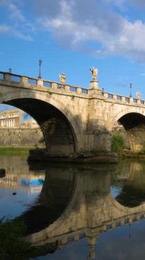 Roma 'daki Hadrian Castel Sant Angelo ya da anıt mezarı, antik Roma' da inşa edilmiş, şimdi Roma İtalya 'nın turistik merkeziydir. Castel Sant Angelo bir zamanlar Roma 'nın en yüksek binasıydı..