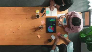 Bir grup farklı insan renkli yapışkan notlarda yazarken aynı fikri paylaşıyor. Akıllı iş adamlarının fikir üretmesi ve başlangıç projesi için strateji planlaması. Zaman aşımı. Cemaat.