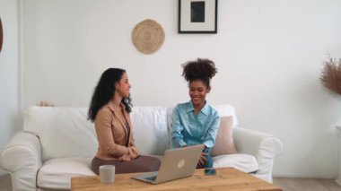 Mutlu hasta ve psikolog klinikte olumlu duygularla zihinsel sağlık sohbetlerini paylaşırken, aynı zamanda yurtiçi ofiste başarılı bir iş ve hayatı psikologa anlatıyor.