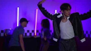 Kameranın önünde dans eden yetenekli break dansçı farklı arkadaşları pop ya da hip hop müziği dinlemek için arkada dans ediyor. Çekici performans ekibi kameraya doğru hareketli hareketler sergiliyor. Mutluluk.