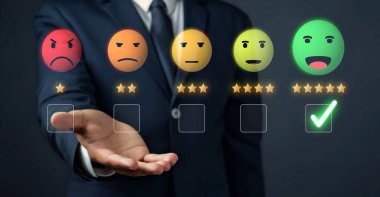 İş adamı müşteri memnuniyet değerlendirmesi verilerini analiz eder ve hizmet kalitesini artırmaya çalışır. Müşteri memnuniyeti ve sadakatini arttırmak için koz değerlendirmeleri. FaaS