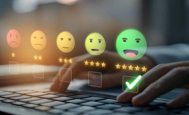 İş adamı müşteri memnuniyet değerlendirmesi verilerini analiz eder ve hizmet kalitesini artırmaya çalışır. Müşteri memnuniyeti ve sadakatini arttırmak için koz değerlendirmeleri. EIDE