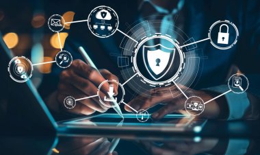 İş adamı siber güvenliğin özünü keşfeder. Siber koruma yöntemlerini, tehditleri derinlemesine araştır ve siber güvenlik duruşunu güçlendir. Siber Güvenlik Çağı EIDE 'de gezinmek için gerekli