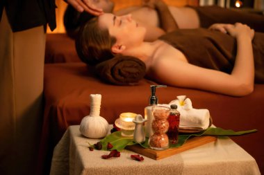 Aromaterapi masaj atmosferi ya da spa salonu kompozisyon düzeneği bulanık çifte odaklı dekorasyon mumları ve spa aksesuarları ile tatil köyü ya da otel arka planında aroma spa masajının keyfini çıkarıyorlar. Sessiz.