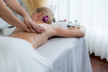 Kafkasyalı kadın müşteri stres önleyici spa masajının keyfini çıkarıyor ve lüks otel ya da oteldeki gündüz açık ortam güzellik salonunda güzellik teniyle eğleniyor. Sessiz.