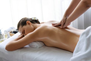 Kafkasyalı kadın müşteri stres önleyici spa masajının keyfini çıkarıyor ve lüks otel ya da oteldeki gündüz açık ortam güzellik salonunda güzellik teniyle eğleniyor. Sessiz.