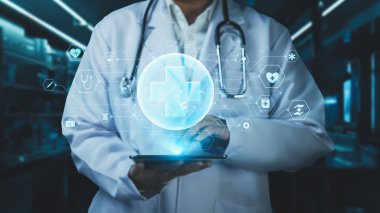 Tıbbi haç hologramına işaret ederken elinde tablet olan profesyonel doktorlara yaklaş. Pratisyen hünerli pratisyen hekim tedavi ve tıbbi araştırma için hazırlık yapıyor. İyileştirici.