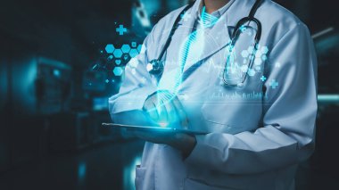 Elinde DNA hologramıyla tablet tutan yetenekli bir tıp çalışanına yaklaş. Hasta semptomlarını analiz etmek için profesyonel doktor DNA örneği veya genetik materyal. Teknoloji yeniliği. İyileştirici.