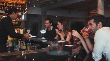 Kokteyl palomasıyla kadeh kaldıran bir çift ve lüks bir barda, canlı sohbetlerde eski moda arkadaşlarıyla Margarita içerken canlı bir gece kulübünde özel bir partiyi kutlayan bir çift. Vinosity.