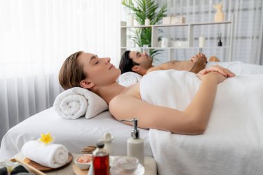 Kafkas çift müşterisi stres önleyici spa masajının keyfini çıkarıyor ve lüks otel veya oteldeki gündüz açık hava ortamında güzellik teniyle eğleniyor. Sessiz.