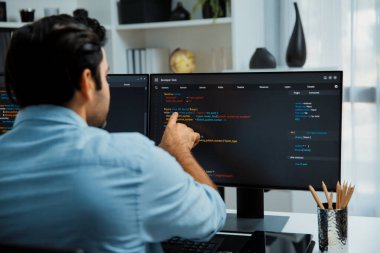 Modern ofisteki web sitesinde son güncelleme sürümü için iki pc ekranda akıllı bilişim geliştirici yazılım geliştirme kodlaması üzerinde yoğunlaşmak, virüs yazılım uygulama programı yaratmak. Tahmin et..
