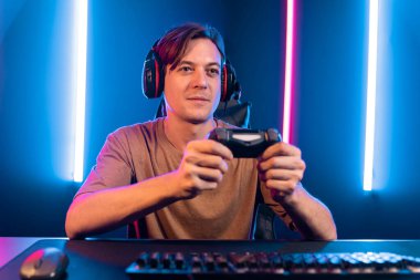 Kontrol kumandalı akıllı oyun flamasının keyfini çıkarın, modern teknoloji siber neon ışık odasında yetenekli oyuncularla çevrimiçi canlı sosyal medya grubu oyunu oynayın. Bireysel.