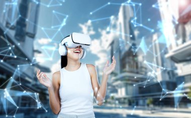 Kadın standı beyaz VR kulaklık takıyor ve beyaz kolsuz bağlantı metaverse, gelecekteki teknoloji siber uzay topluluğu yaratıyor. Etrafına bakıyor ve meta 'da fantezi inşa etmekten zevk alıyor. Halüsinasyon.