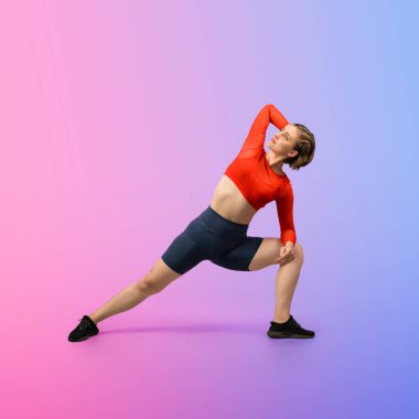 Vücut uzunluğunun tamamı atletik ve sportif kadınlar tarafından izole edilmiş arka planda sağlıklı ve meditasyon egzersizi yaparken çekildi. Sağlıklı aktif ve vücut bakımı yaşam tarzı