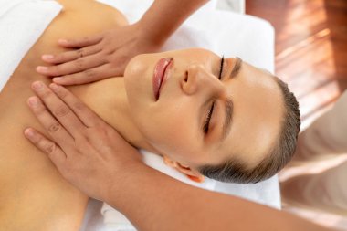 Kafkasyalı kadın müşteri stres önleyici spa masajının keyfini çıkarıyor ve lüks otel ya da oteldeki gündüz açık ortam güzellik salonunda güzellik teniyle eğleniyor. Sessiz.