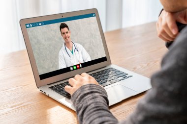 Hasta ile sanal görüşme için mod teletıp yazılım uygulaması tarafından çevrimiçi doktor görüntüsü çağrısı