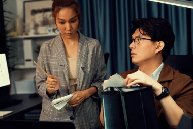 İşletme planlama için gerekli belgeleri birlikte tartışan yöneticiler gece geç saatlerde modern iç işlerinde pazar payı verileri üzerinde çalışıyorlar, yeni bir şirketin son teslim tarihi projesinde çalışıyorlar. İnfobahn.