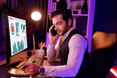 Akıllı iş adamı, akıllı telefon şirketinin ortağı ya da yatırımcısı kağıt işi raporları klasörüne not pazarı verileri yazarak satış kanalı disiplinlerini Neon Dark Light Room 'daki ürün hizmetlerini analiz ediyor. Tahmin et..