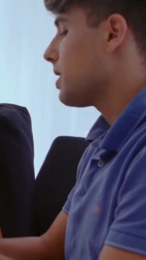 Yaratıcı iş adamları modern işyerindeki ofis masasında sohbet ediyorlar. Şirket uluslararası iş kavramı.