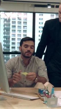 Yaratıcı iş adamları modern işyerindeki ofis masasında sohbet ediyorlar. Şirket uluslararası iş kavramı.