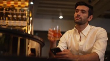 Beyaz gömlekli, kokteyl içen zeki bir adam. Eski moda bekleme arkadaşları ya da akıllı telefondan sohbet eden bir çift. Cuma gecesi, gece kulübünde canlı bir parti içeceği. Vinosity.