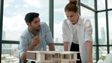 Yetenekli mimar mühendis takımı ev modeli inşaatı hakkında konuşuyor. Başarılı iç tasarım beyin fırtınası, paylaşım, mimari tasarım. Yaratıcı tasarım. İzleme