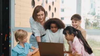 Kafkas öğretmeni ve çeşitli arkadaşlarla çevriliyken şirin Afrikalı kız programlama sistemi. Profesyonel eğitmen, öğrenci dinlerken kodlama mühendisliği öğretiyor. Etkinlik.