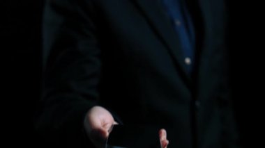 İş adamı değerli ERP sistemlerini koz olarak kullanıyor, değeri ve operasyonel verimliliği maksimuma çıkarıyor. En uygun değer ve performans için kaynakları ve değerli süreçleri en üst düzeye çıkarmaya odaklanmış. Kullanıcı Kimliği