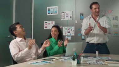 Profesyonel iş adamlarından oluşan bir grup sunumda el çırpıyor. Profesyonel Kafkas lideri, yaratıcı iş adamlarının elini çırpıyor. Başarılı bir takım. Yönlendirici.