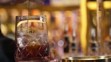 Yakın plan el yapımı barmen karışımı. Alkol likörü ve şurup karışımı. Bardak tatma karışımı. Gece hayatı karışımının sergilendiği özel bir içecek. Vinosity.