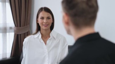 Psikolojik konsültasyon zihinsel problemde iyileşme kaydediyor, genç hasta terapi seansında, psikiyatrist de akıl hastalıkları konusunda tanı koyuyor. Zihinsel tedavi seansı. Düzenle