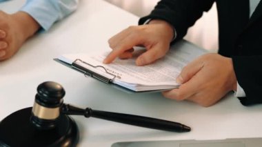 Müvekkil hukuki danışmanlık ve avukatlık danışmanlığı konusunda hukuk firmasına güveniyor, karmaşık yasal sözleşme belgelerini güvenilir bir hukuk danışmanlık hizmeti olarak analiz ediyor. Ağır çekim. Katı.